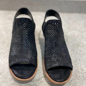 LIKE NEW! Black laser-cut Sofft flat sandals "Nalda" women's size 7.5